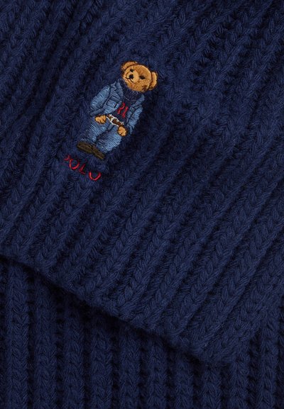 Pulover bleumarin din tricot cu nervuri, cu un urs brodat din denim și un logo „Polo” roșu. Materialul texturat, din amestec de lână, oferă căldură.