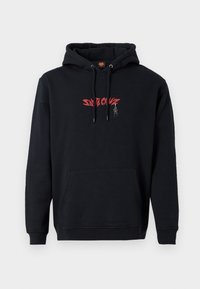 Μαύρη κουκούλα από βαμβάκι με μπροστινή τσέπη. Διαθέτει κόκκινο γραφικό κείμενο, κουκούλα με κορδόνι και κανονικούς μανίκες. Μαλακή υφή.