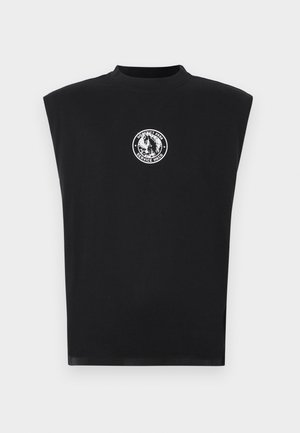 Sorte ærmeløs top lavet af blødt stof med et cirkulært hvidt grafisk logo på brystet. Lige afslutning, minimalistisk design.