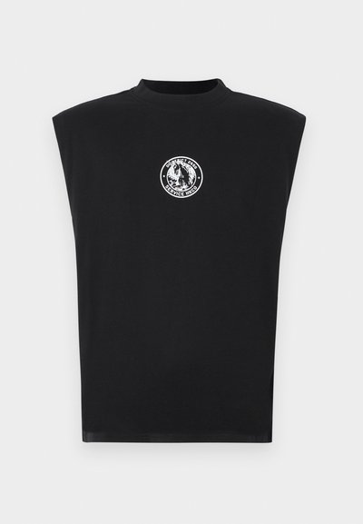 Top preto sem mangas feito de tecido suave, apresentando um logo gráfico circular branco no peito. Barra reta, design minimalista.
