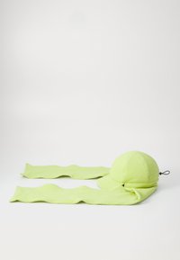 Căciulă tricotată verde lime cu fular ondulat atașat; material texturat, vârf rotunjit și șnur reglabil pe spate.