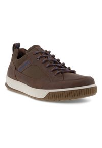Sneaker marrone con un mix di materiali lisci e testurizzati. Cuciture blu in accento, lacci rotondi e una suola bianca e scanalata.