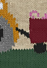 Dzianina o fantazyjnym wzorze w odcieniach szarości, pomarańczy i czerni. Zawiera bordowy fragment z różowymi akcentami oraz zieloną obwódkę.