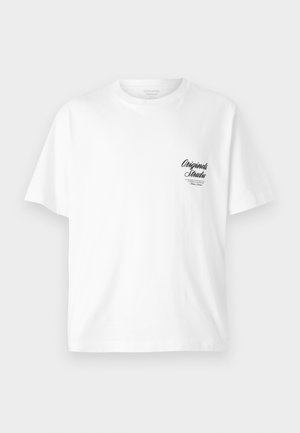 Hvid bomulds T-shirt med rund hals, korte ærmer og et sort trykt logo på venstre bryst, der har et vintage skriftdesign.