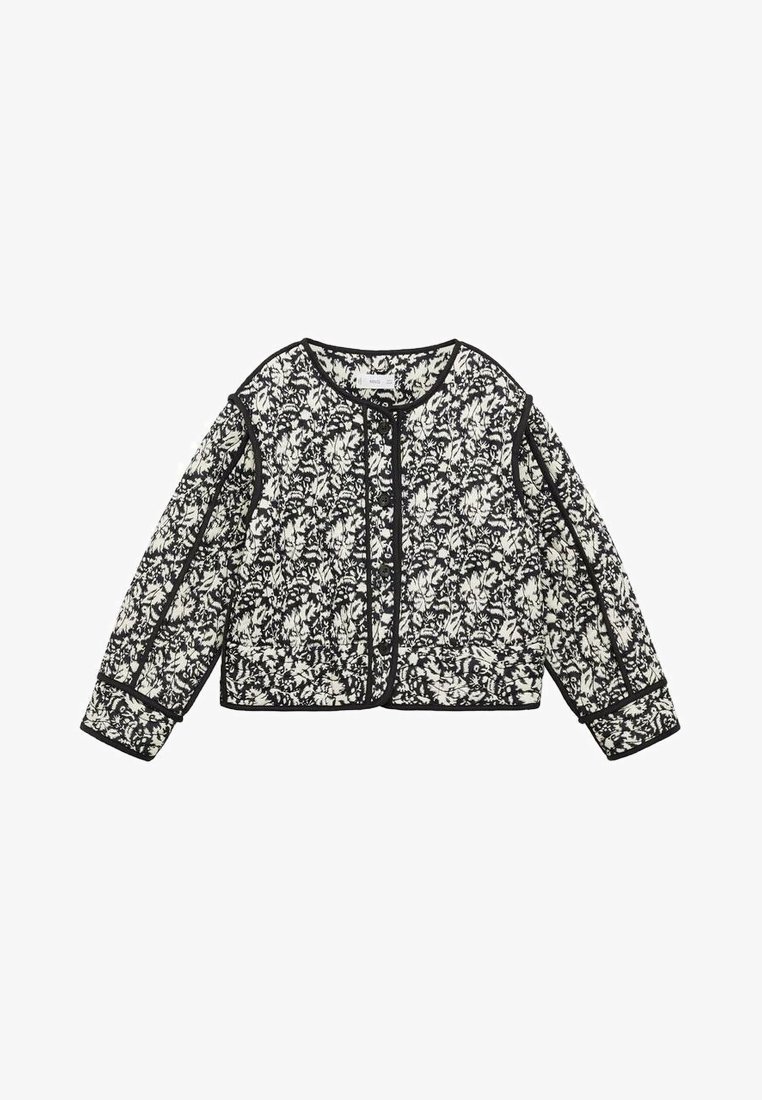 Zwart-witte gewatteerde jas met bloemenpatroon, lange mouwen, ronde halslijn en zwarte afwerking langs de randen en knopen.
