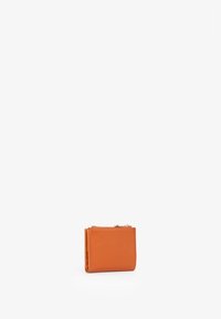 Portafoglio arancione in pelle compatto con tasca portamonete con zip sulla parte superiore, mostrato chiuso su uno sfondo bianco.