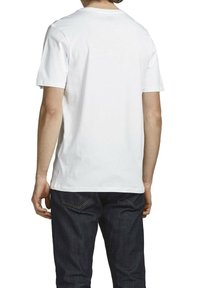 T-shirt bianco in cotone con maniche corte, scollatura rotonda e taglio dritto. Il tessuto appare liscio e leggero. Nessun motivo visibile.