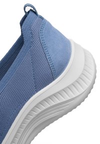 Baskets bleu à enfiler avec tissu en maille texturée et talon en daim, dotées d'une semelle épaisse en caoutchouc blanc texturé.