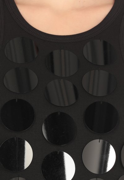 Indumento nero caratterizzato da grandi paillettes circolari in diverse finiture, disposte in un motivo a griglia, su uno sfondo in tessuto nero texturizzato.