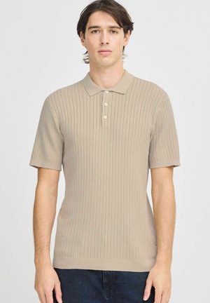 Beige színű, rövid ujjú polo-póló, texturált bordázott mintával, három gomb a gallérnál és szabott fazonnal. Sima kötött anyag.