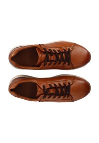 Braune Leder-Sneaker mit dunkelbraunen Schnürsenkeln, runder Zehenpartie und gepolsterten Sohlen, die eine glatte Textur und minimalistische Designelemente aufweisen.