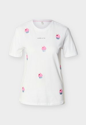 T-shirt blanc à manches courtes avec des imprimés de cupcakes roses et le texte « CHERRY ON TOP » centré sur la poitrine.