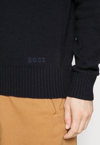 BOSS Stickad tröja - dark blue