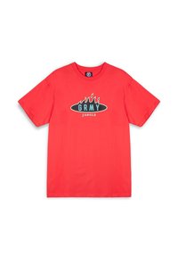 Camiseta de algodón roja con un gráfico ovalado negro central que presenta el texto "GRMY" en azul y acentos estilizados de llamas sobre el logotipo.