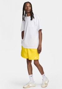 Nike Sportswear CLUB FLOW - Shorts - lightning white