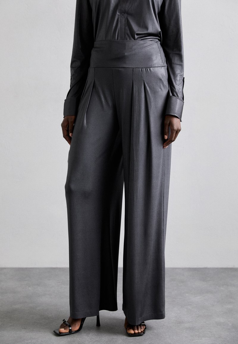 Norma Kamali YOKE WAISTBAND STRAIGHT LEG PLEATED TROUSER - Pantalon classique - charcoal