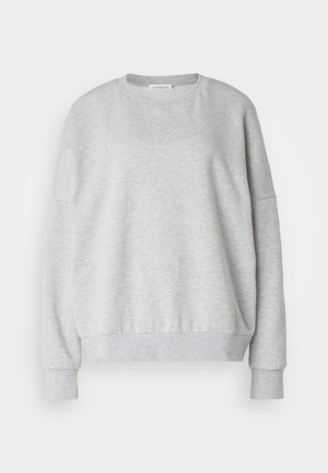 Lys grå sweatshirt lavet af blødt stof, med rund halsudskæring, faldende skuldre og ribbede manchetter og kant for en afslappet pasform.