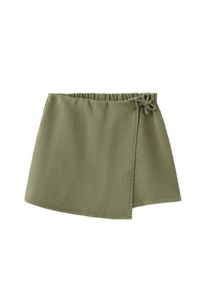 Mini-jupe vert olive avec taille élastique et détail de lien sur le côté, avec panneau avant style portefeuille.