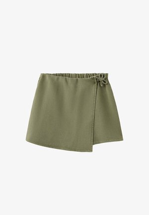 Mini-jupe vert olive avec taille élastique et détail de lien sur le côté, avec panneau avant style portefeuille.