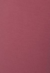 Textilstoff in einer einfarbigen, matten rosa Farbe, mit einer glatten, dehnbaren Textur und einem feinen Strickmuster.