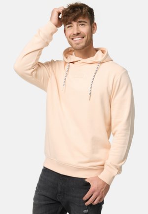 Perzikkleurige hoodie met een trekkoordcapuchon, ribgebreide manchetten en een kangoeroezak. Soepele stof met een klein logo op de voorkant.
