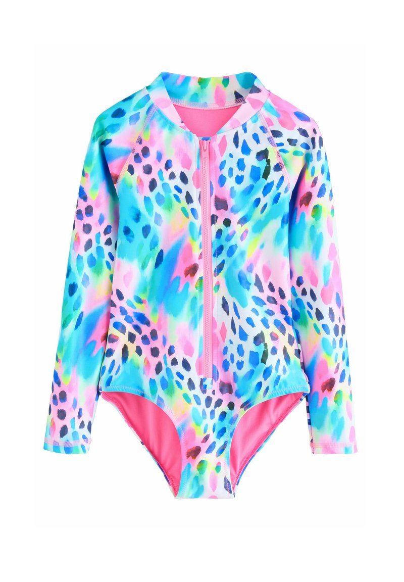 Maillot de bain à manches longues avec une fermeture éclair rose, présentant un motif léopard abstrait multicolore sur un fond bleu clair avec des accents roses.