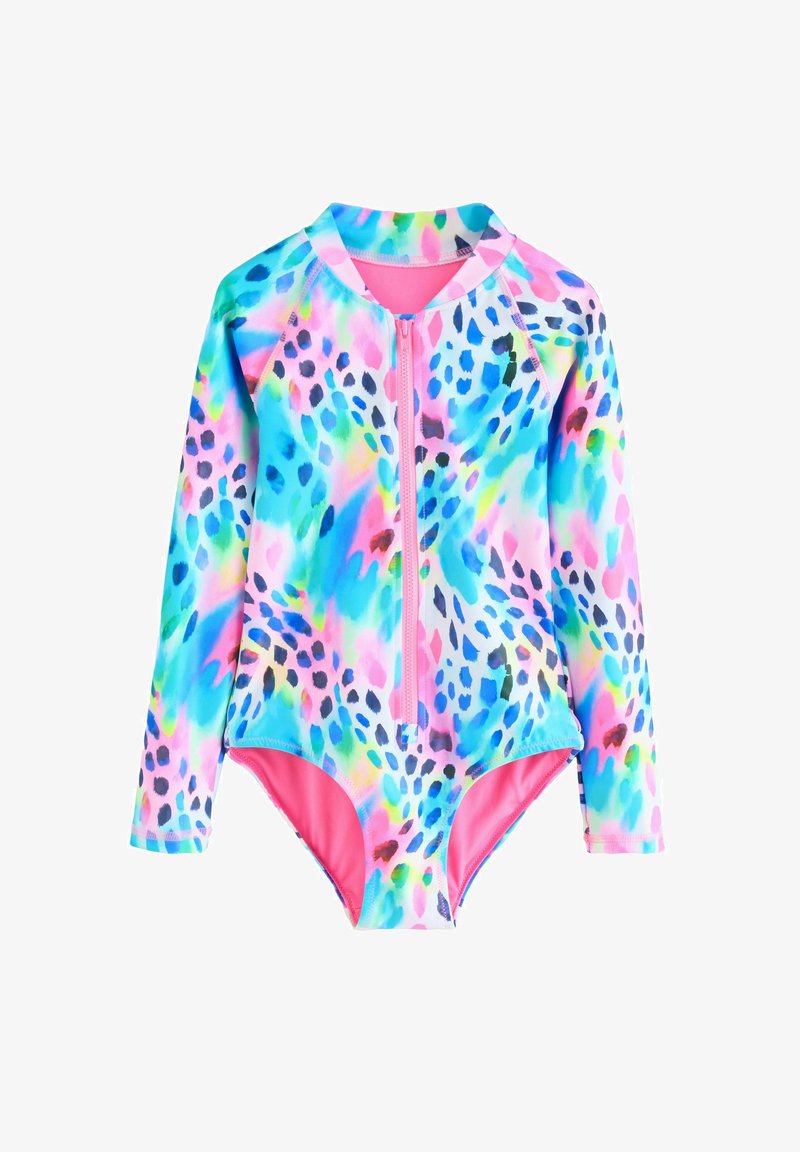 Traje de baño de manga larga con una cremallera rosa, que presenta un patrón abstracto de leopardo multicolor sobre un fondo azul claro y acentos rosas.