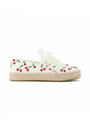 Weißer Espadrille-Flachschuh mit roter Kirschenstickerei, durchsichtigen Bändchen als Schnürsenkel und geflochtener Jutesohlenplattform.