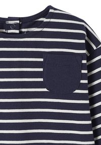 Marineblaues und weiß gestreiftes Langarmshirt mit rundem Ausschnitt, vorderen Druckknöpfen und einer einfarbigen marineblauen Brusttasche.