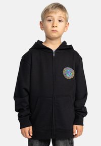 Černá mikina na zip vyrobená z měkké tkaniny, s velkým barevným logem na hrudi, dvěma předními kapsami a kapucí se stahovací šňůrkou.