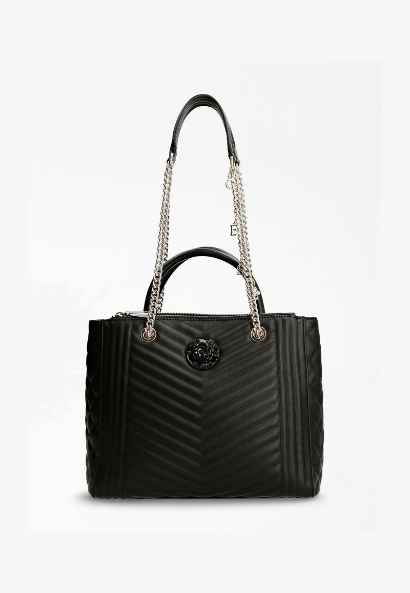 Sac à main noir matelassé avec motif chevron, bandoulière chaîne argentée, poignées arrondies et emblème circulaire du logo à l'avant.