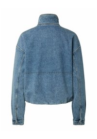 Vue de dos d'une veste en denim bleu à manches longues, col montant et poignets boutonnés, présentée sur fond blanc.