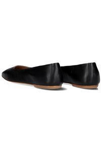 Zwarte leren balletschoenen met een ronde neus, gladde textuur en lage profiel. Voorzien van een natuurlijke houten zool en een eenvoudig ontwerp.