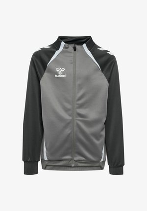 Grå sportjakke med sorte ærmer, fuld frontlynlås, høj krave og hvide accenter. Har logoet fra mærket på brystet og struktureret stof.