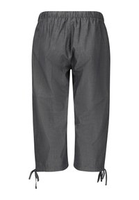 Harmaat lyhyet housut, jotka on valmistettu kevyestä materiaalista. Niissä on joustava vyötärö, nauhalla varustettu koristelu ja säädettävät solmimisnauhat lahkeissa.