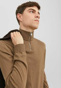 Jack & Jones JJEEMIL HALF ZIP - Trui - otter