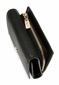 Czarny skórzany portfel o teksturowanym wykończeniu, z złotym zamkiem błyskawicznym i eleganckim designem. Wnętrze zawiera czarne materiałowe wykończenie.