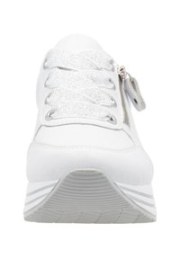 Baskets blanches avec un dessus en cuir texturé, lacets en paillettes argentées, détail de fermeture éclair sur le côté et une semelle à rayures blanches pour une meilleure adhérence.