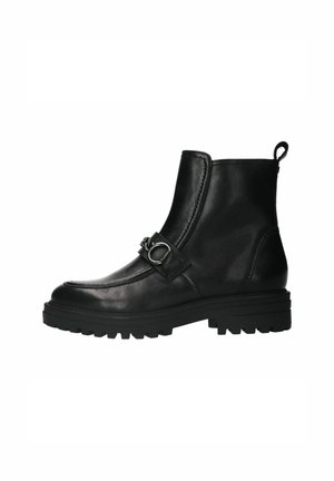 Zwarte leren enkelboot met een ronde neus, stevige rubberen zool, decoratieve hardware detail aan de zijkant en een trekband bij de hiel.