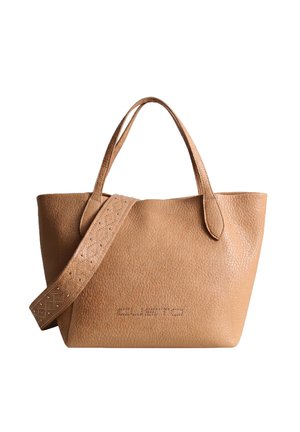 Borsa tote in pelle testurizzata color cuoio con due manici e una larga tracolla decorativa drappeggiata sul davanti.