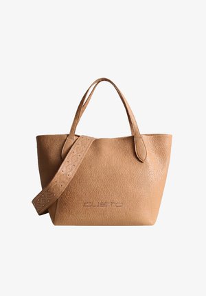 Borsa tote in pelle testurizzata color cuoio con due manici e una larga tracolla decorativa drappeggiata sul davanti.