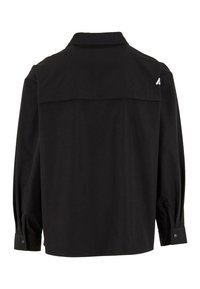 Czarna koszula z usztywnionym kołnierzykiem, długimi rękawami, zapinanymi mankietami oraz kontrastowym detalem na plecach. Gładka tekstura materiału.