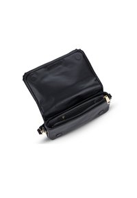 Zwarte leren tas met een gladde textuur, voorzien van een binnenzak met rits, magneetsluiting en gouden hardware accenten.