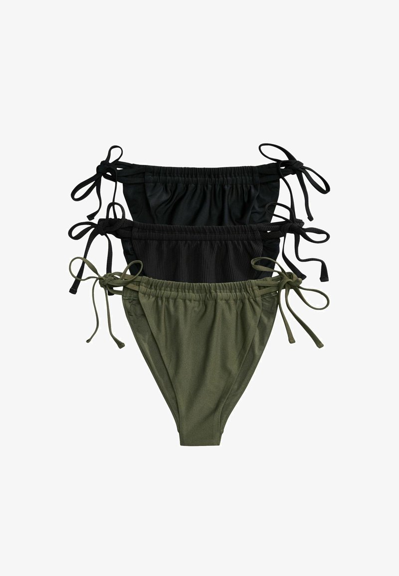 Trois bas de bikini pour femmes en noir, charbon foncé et vert olive, chacun avec des liens latéraux ajustables et des ceintures élastiques froncées.