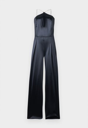 Macacão de cetim preto com decote halter, alças finas trançadas e um design de pernas largas com pregas na frente para um detalhe adicional.