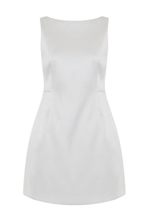 Weißes ärmelloses Kleid mit einem Bootsausschnitt, tailliertem Schnitt und glatter Satinoberfläche. Hat strukturierte Nähte und einen leicht ausgestellten Saum.