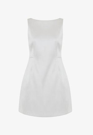 Robe sans manches blanche avec un col bateau, coupe ajustée et texture satin lisse. Comprend des coutures structurées et un bas légèrement évasé.
