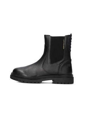 Zwarte leren enkellaarsjes met een gestructureerde afwerking, elastische zijpanelen en een robuuste zwarte zool met een logo-accent op de hiel.