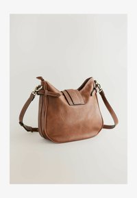 Neselectat, tan brown