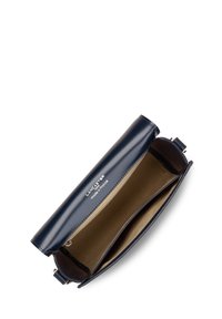 Pochette en cuir bleu marine avec une texture lisse, un design ouvert, deux compartiments et une fermeture éclair. Présente un logo et l'inscription 'fabriqué en France'.